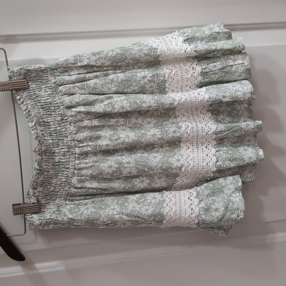 Sage green and white floral lace mini skirt - Picture 3 of 5